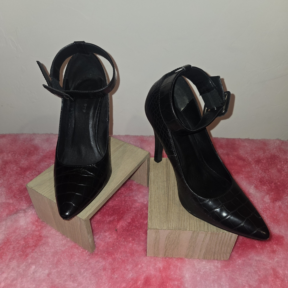 Chic Black Crocodile Pattern Heels - image 1
